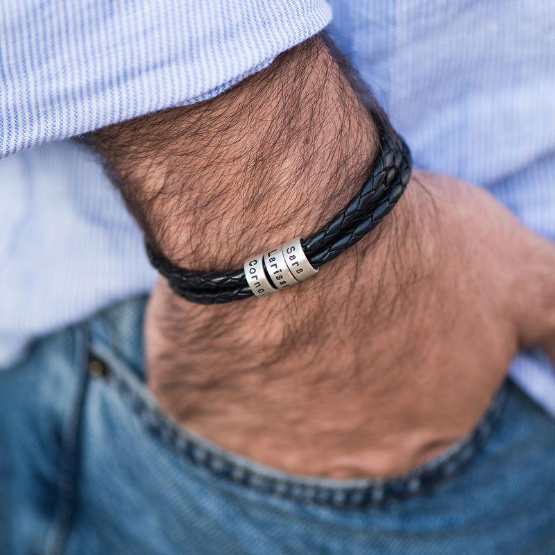 Bracelete Homem em Couro Preto – Personalizável com Acabamentos em Prateado ou Ouro